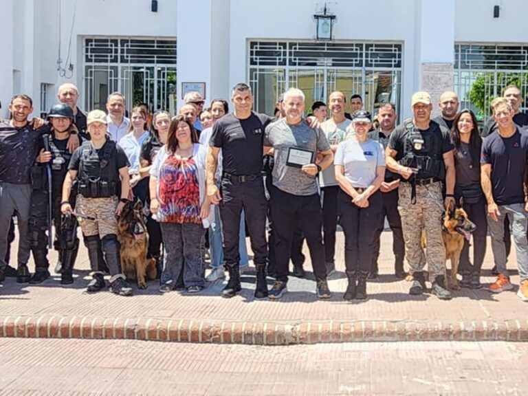 Cordón de honor por el retiro de tres agentes