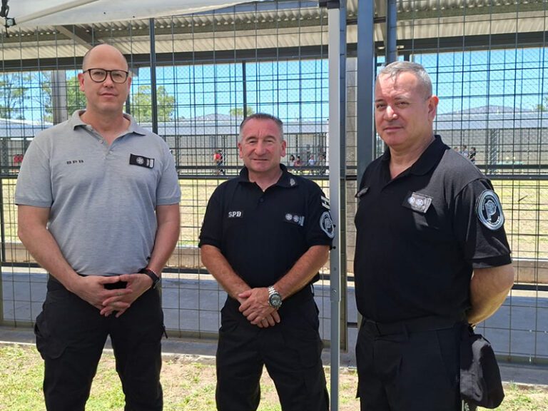 Con dos partidos de fútbol se inauguró el nuevo campo deportivo en la Unidad 61