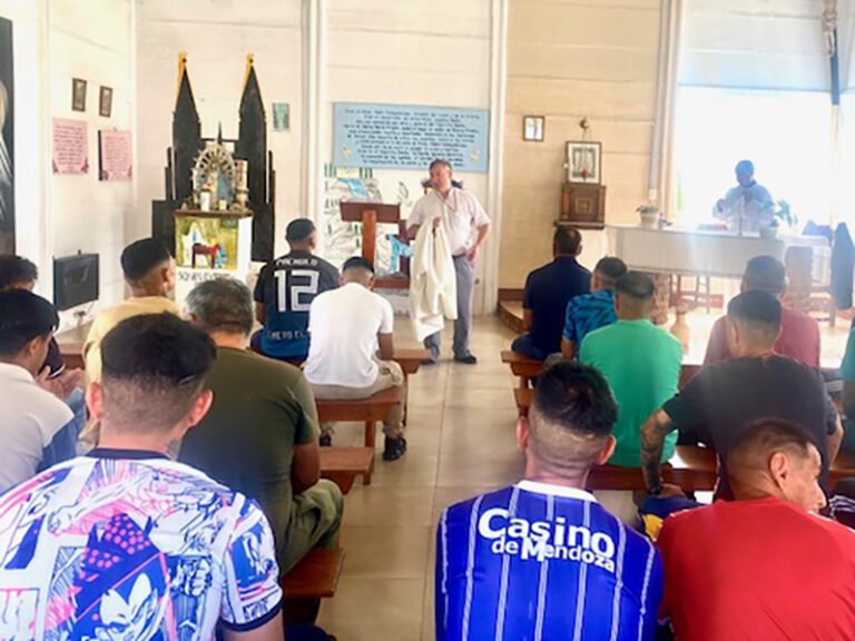 El obispo Hugo Manuel Salaberry ofició la Misa de Navidad en la Unidad 38