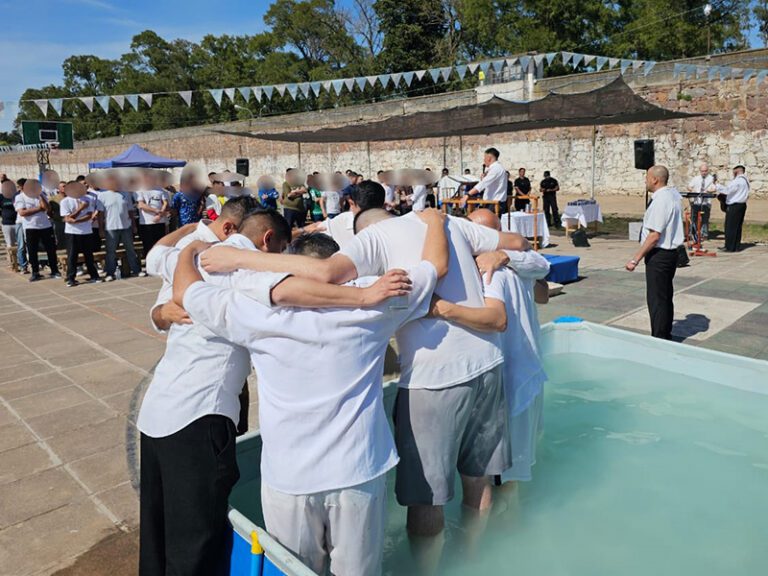 Bautismos evangélicos en la Unidad 2: fe, inclusión y nuevos comienzos en Sierra Chica