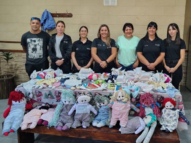 Entrega solidaria de juegos y juguetes realizados en los talleres de la Unidad 52