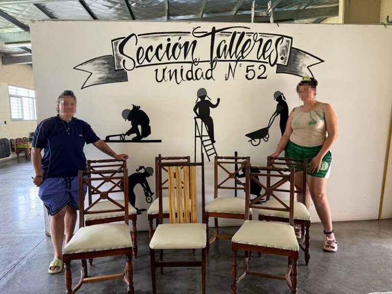 En la cárcel de mujeres de Azul restauraron sillas del Hogar “Buen Pastor”