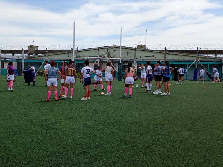 Entrenamiento compartido de rugby femenino en la Unidad 47