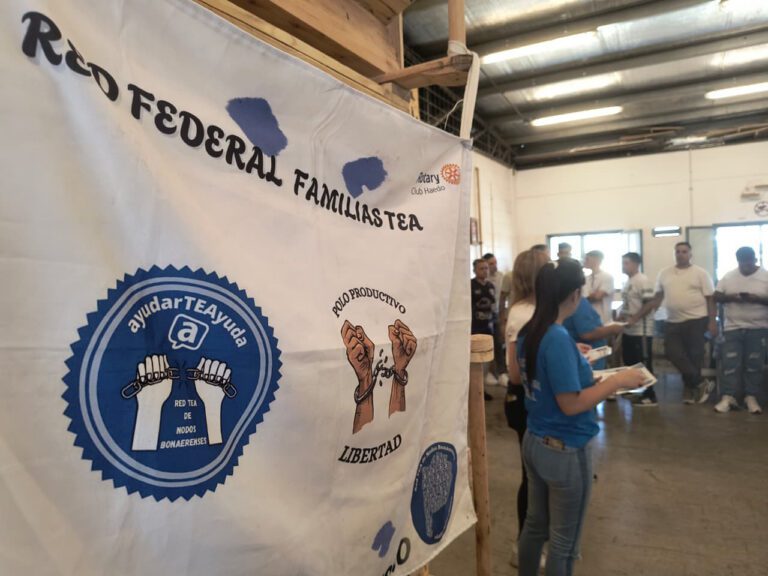 Entrega de diplomas para personas privadas de la libertad capacitados en carpintería en la Unidad 60