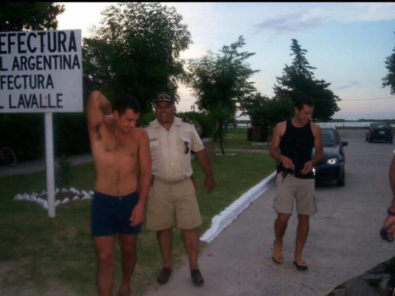 La historia del oficial penitenciario que al practicar kitesurf naufragó en el mar y estuvo dos días perdido