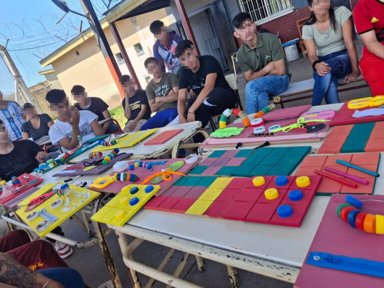 Jóvenes adultos participaron de un taller de carpintería solidaria vinculado a la Red TEA