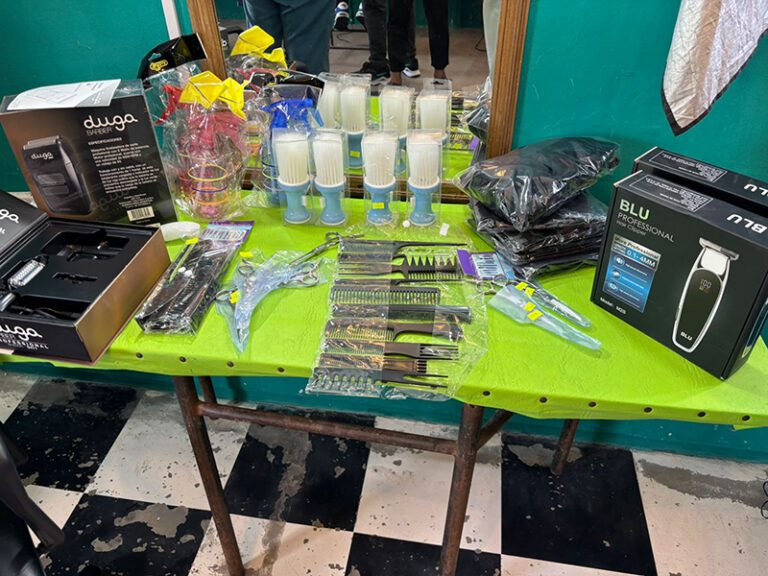 Entregaron equipamiento para el taller de Barbería en la Unidad  6 de Dolores