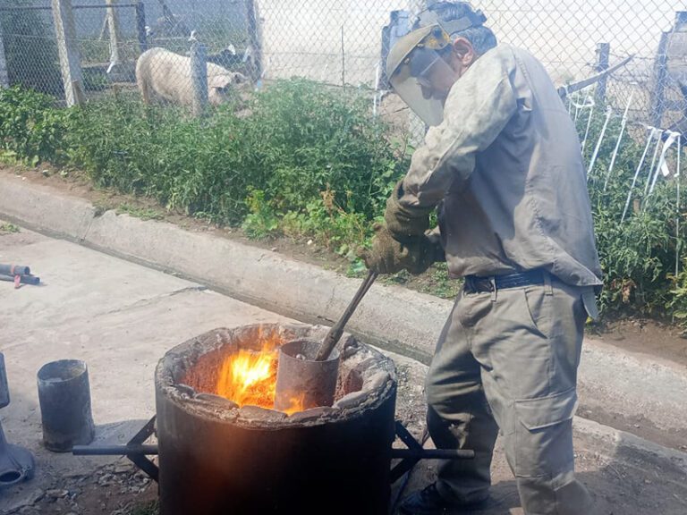 Un artesano bolivarense donó un taller de fundición de hierro a la Unidad 17 Urdampilleta