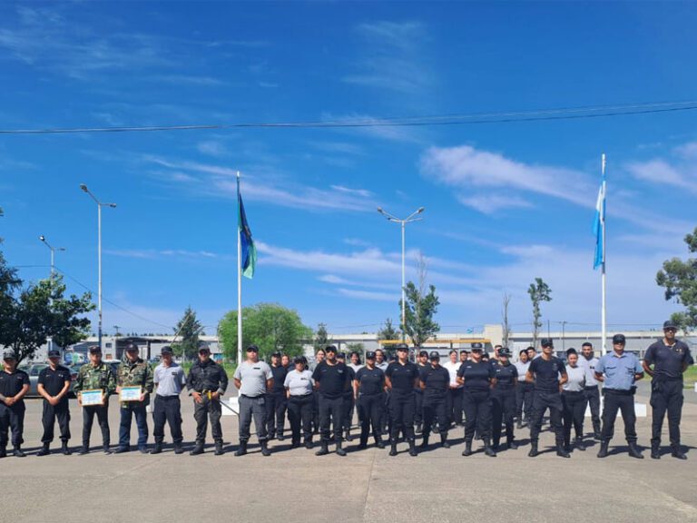 Ex combatientes de Malvinas donaron banderas a la Unidad 41