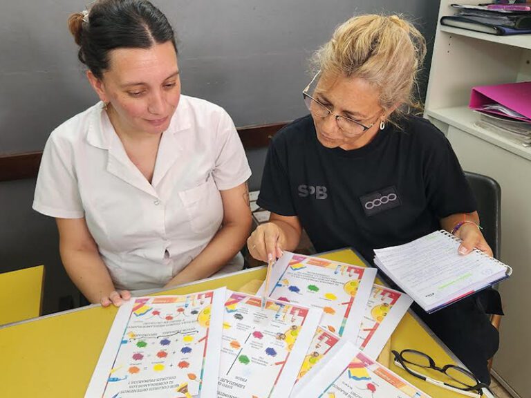Jóvenes adultos participan de un curso de “Arte en poesía e ilustración” en la Unidad 9