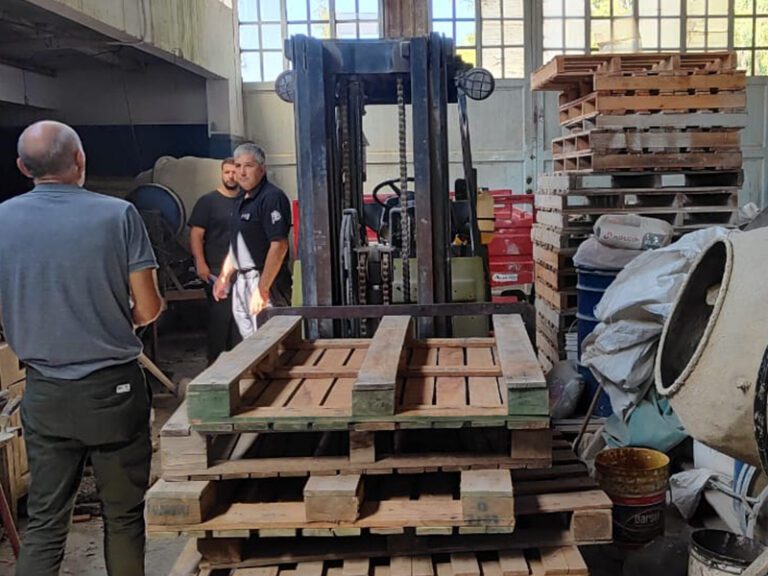 Integrantes del Polo Productivo Sierra Chica se capacitaron en una fábrica para mejorar la producción