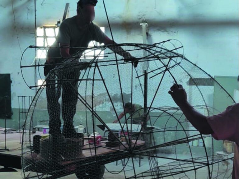 En Sierra Chica fabricaron la estructura del Rey Momo para los carnavales de Olavarría