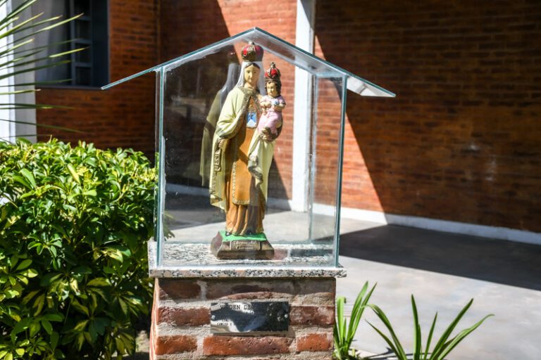 Ceremonia de entronización de la Virgen del Carmen en el Complejo Penitenciario Melchor Romero