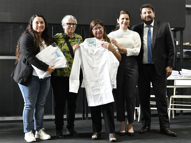 Entrega de mobiliario escolar y guardapolvos producidos en Polos Industriales que funcionan en cárceles a escuelas públicas bonaerenses