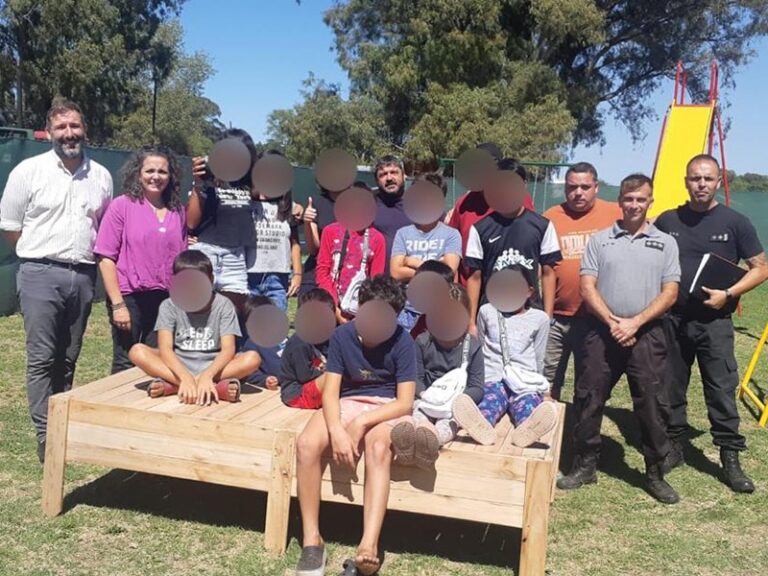 Internos de la cárcel de Trenque Lauquen fabricaron un arenero para un hogar convivencial