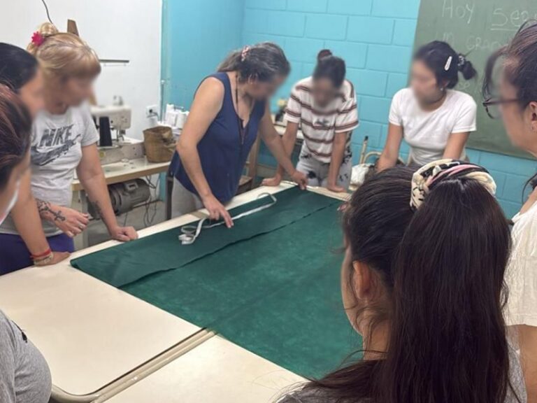 Azul: en la cárcel de mujeres confeccionaron 200 bolsas reutilizables para promover el cuidado del ambiente