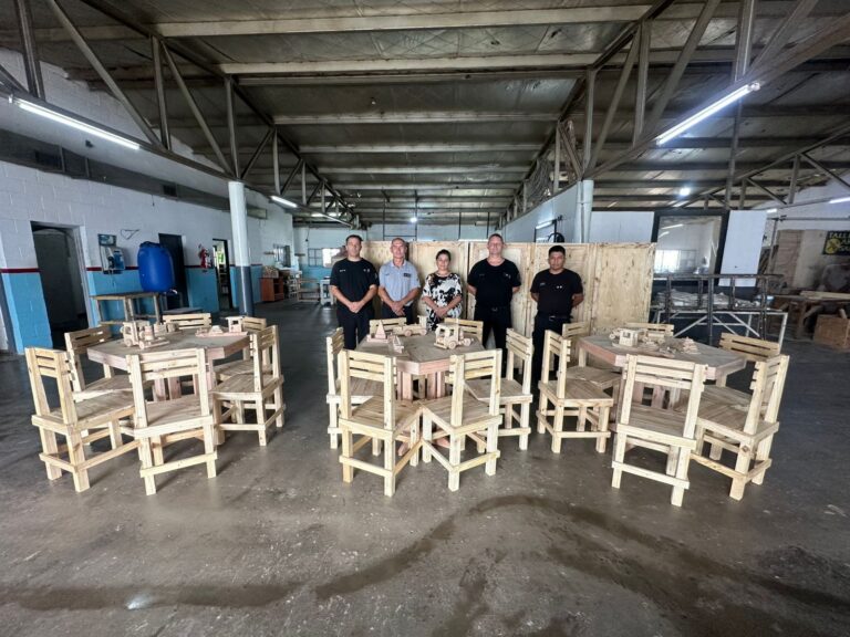 En una cárcel de Campana fabricaron mesas, sillas, armarios y juegos didácticos para una escuela de Zárate
