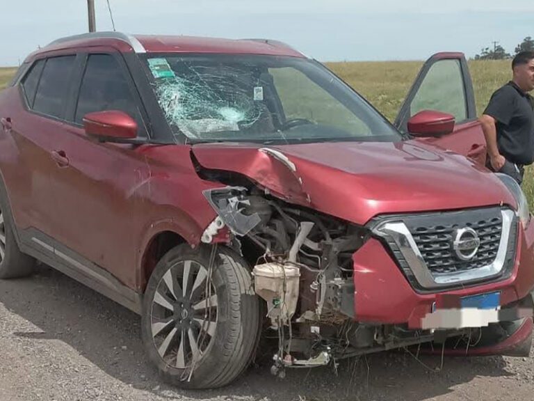 Tres penitenciarios de la Alcaidía Batán auxiliaron a un hombre que perdió el control de su vehículo y se accidentó en la Ruta 2