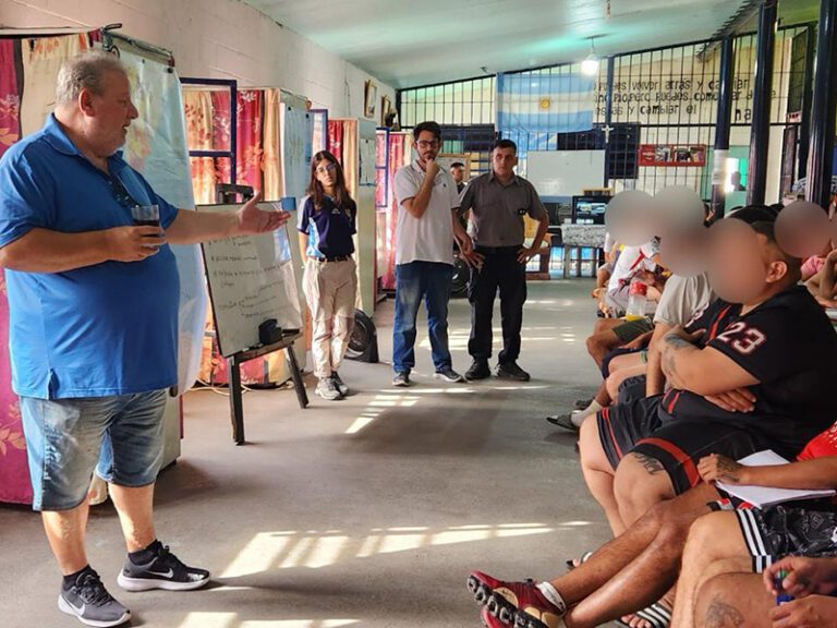 Pabellones literarios: ex combatiente de Malvinas visitó Unidad 9