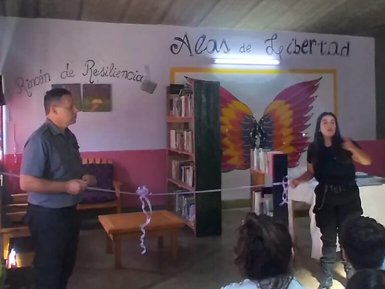 En un Pabellón de la Unidad 51 se inauguró un espacio literario en el marco del 8M