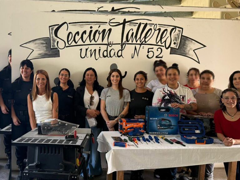 Entrega de maquinarias para fortalecer el taller de Carpintería de la Unidad 52