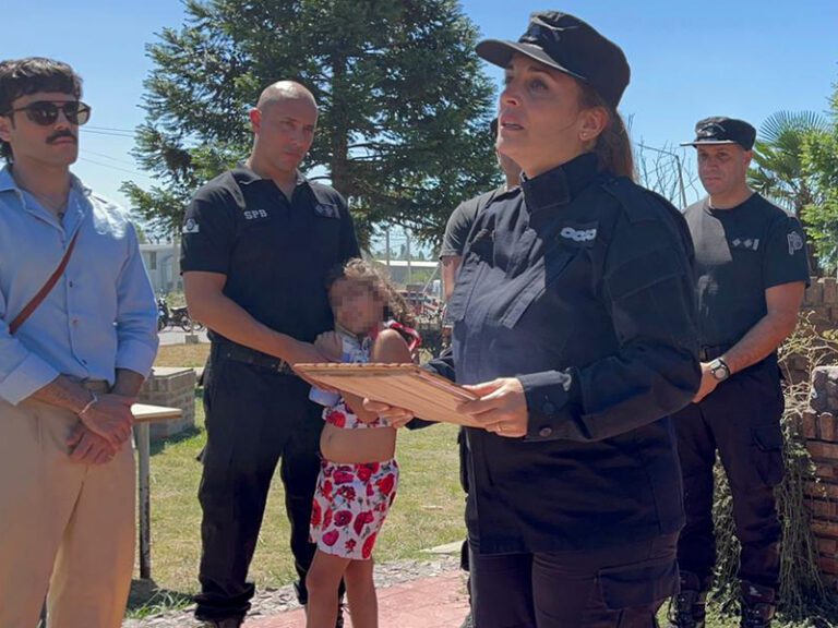 Emotivo Cordón de Honor en la Unidad 23 por el retiro de una suboficial mayor