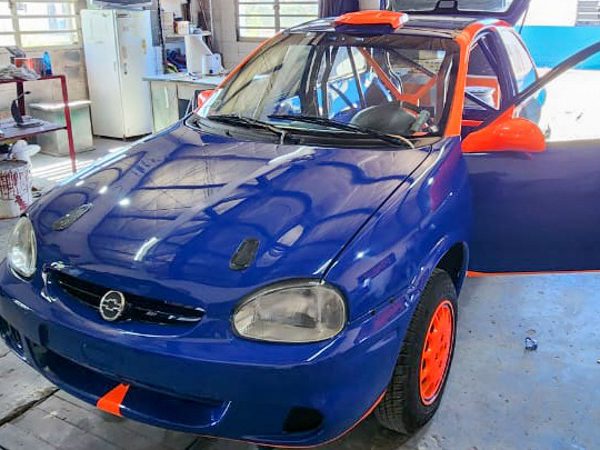 En la cárcel de Saavedra reacondicionaron un auto que competirá en el Rally del Sudoeste