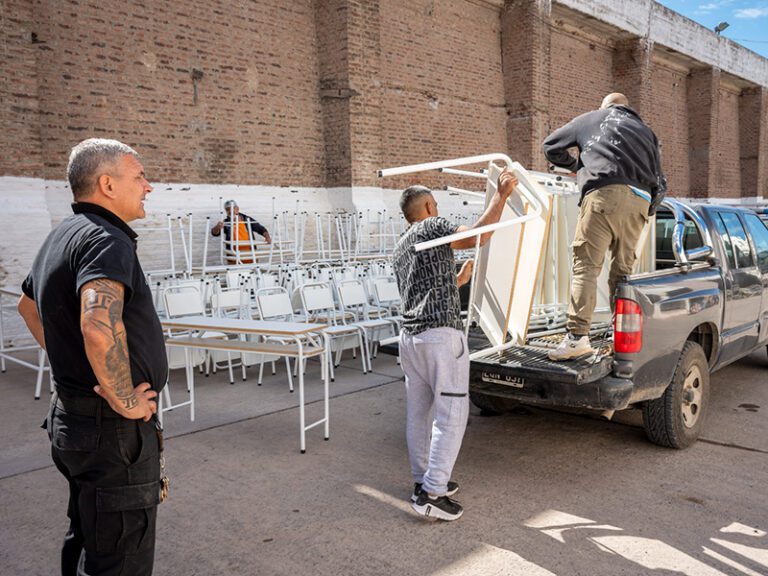 En la cárcel de Bahía Blanca repararon más de 200 mesas y sillas para el Consejo Escolar