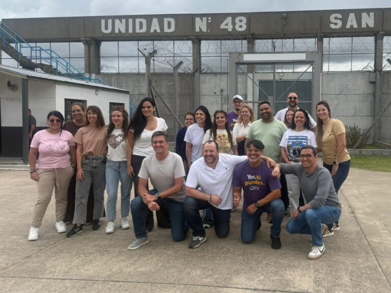 Visita de representantes de la empresa Oky al programa Espartanos en la Unidad 48