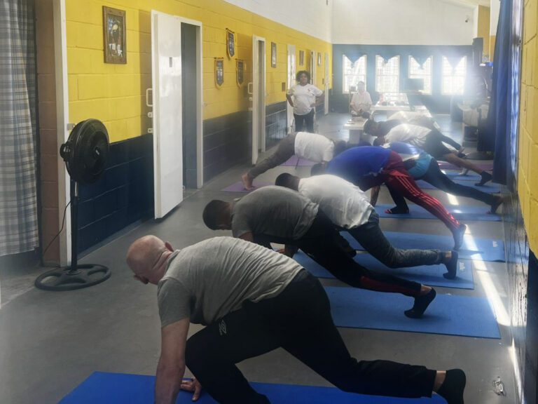 Privados de la libertad de la Unidad 58 participan de un taller de yoga