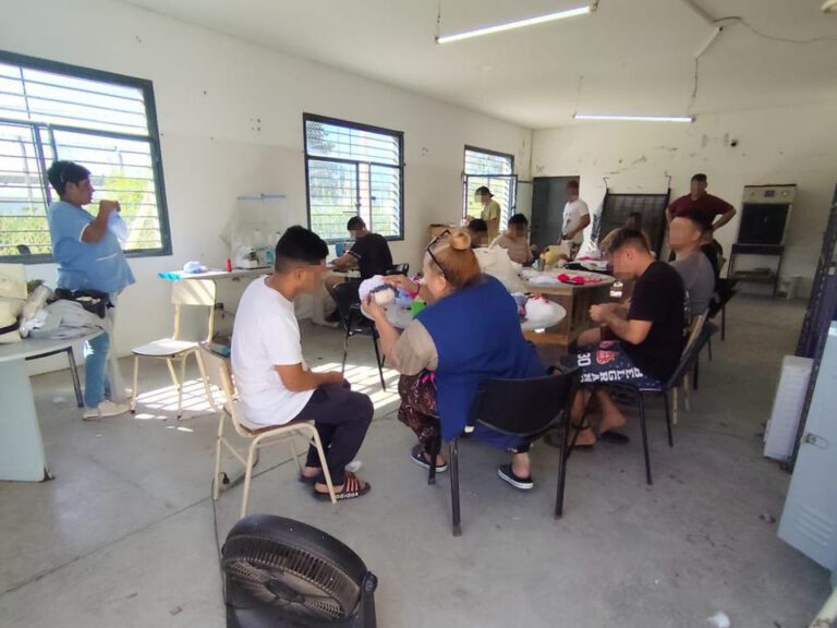 Curso de formación laboral y producción de juguetes en la Unidad 47