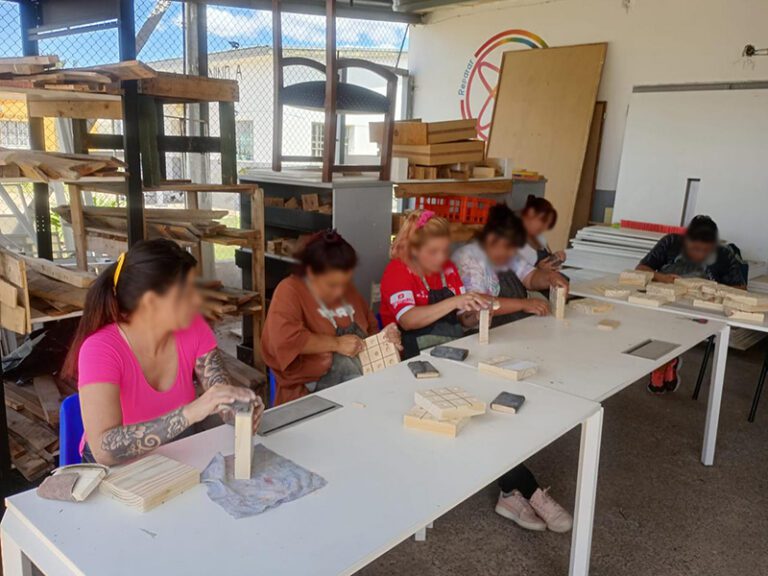 Capacitaciones en costura, estampado y carpintería en la Unidad 47