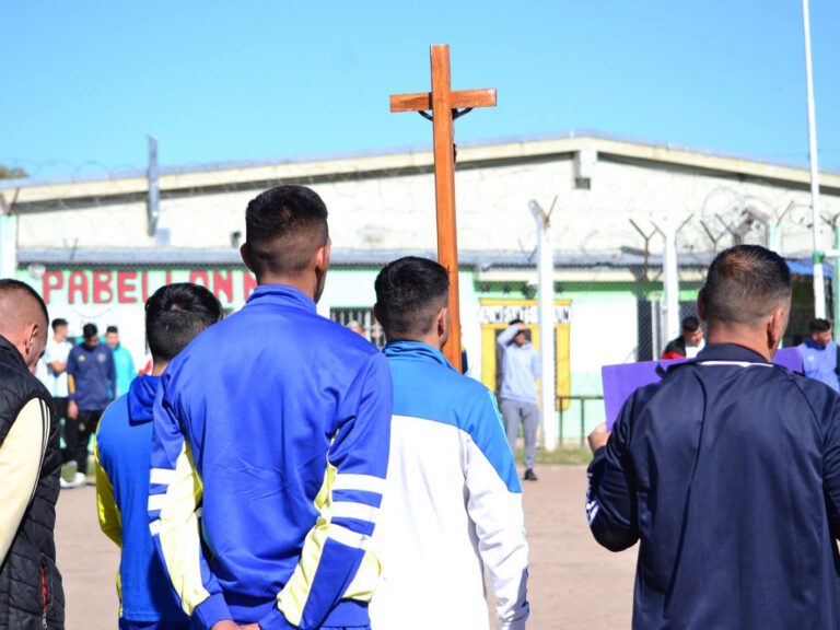 Fe y esperanza tras las rejas: con el obispo de Laferrere se realizó el Vía Crucis en la Unidad 43