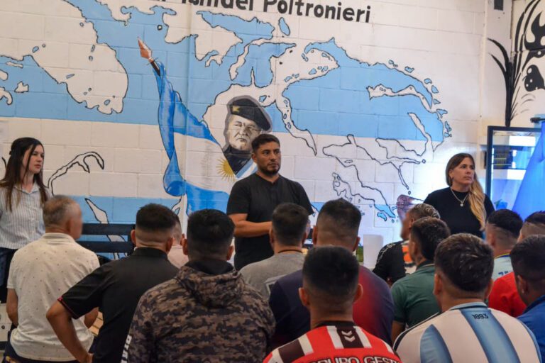 Entrega de certificados de programas educativos y culturales en la Unidad 60