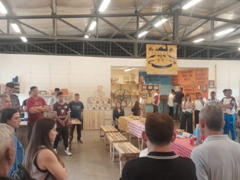 En una cárcel de Merlo elaboraron mobiliario y juegos didácticos para un Jardín de Infantes