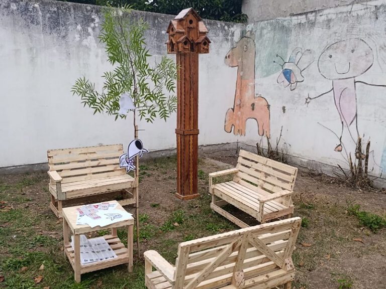 Elaboran en la Unidad 42 bancos, una mesa y un comedero de aves para un Jardín de Infantes