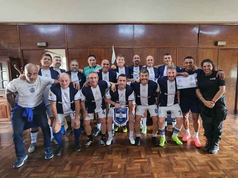 Unidad 9: reinauguraron el campo de deportes con un partido amistoso del que participó el equipo senior de Gimnasia