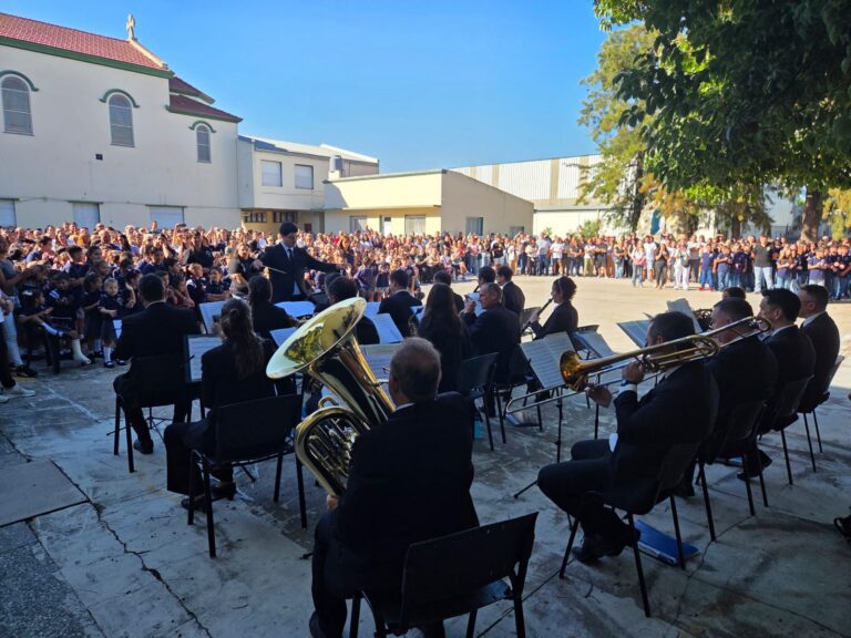La Banda de Música del SPB acompañó a los alumnos de una escuela de Berisso en el primer día de clases