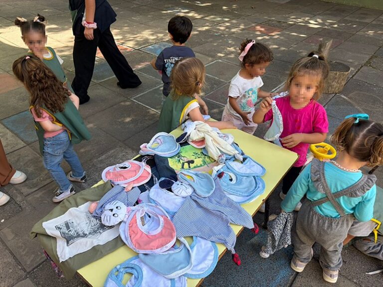 En la cárcel de mujeres de Azul elaboraron baberos y muñecos de apegos para un Jardín Maternal