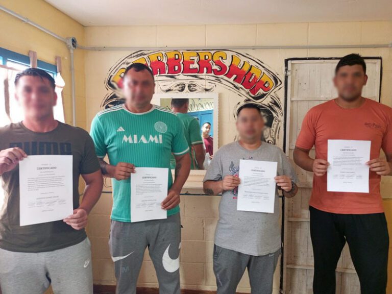 Herramientas para el futuro: finalizó el curso de peluquería en la Unidad 31