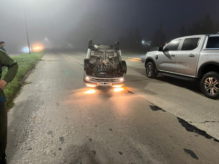 Agentes penitenciarios asistieron a un automovilista que había volcado en Etcheverry