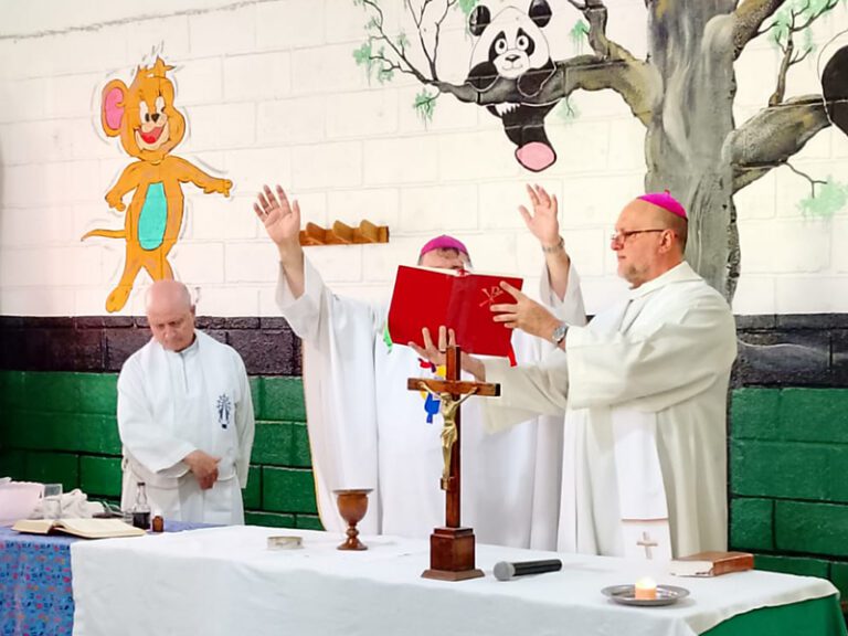 Misa de Pascua en la Unidad 23 con participación de autoridades e internos