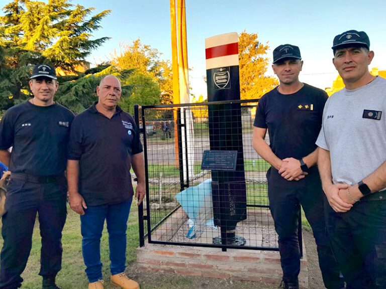 En la Unidad 19 elaboraron una reja para resguardar una reliquia de la Guerra de Malvinas emplazada en una plazoleta