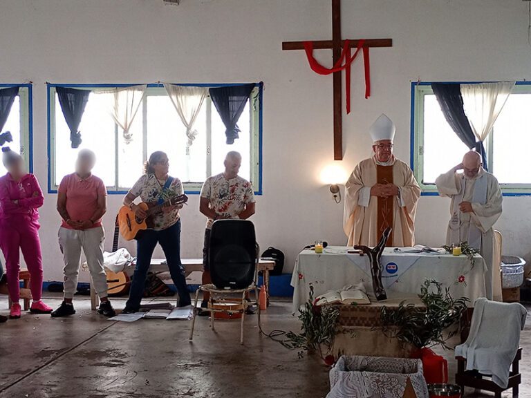 El Obispo visitó las cárceles de Batán en semana de pascuas