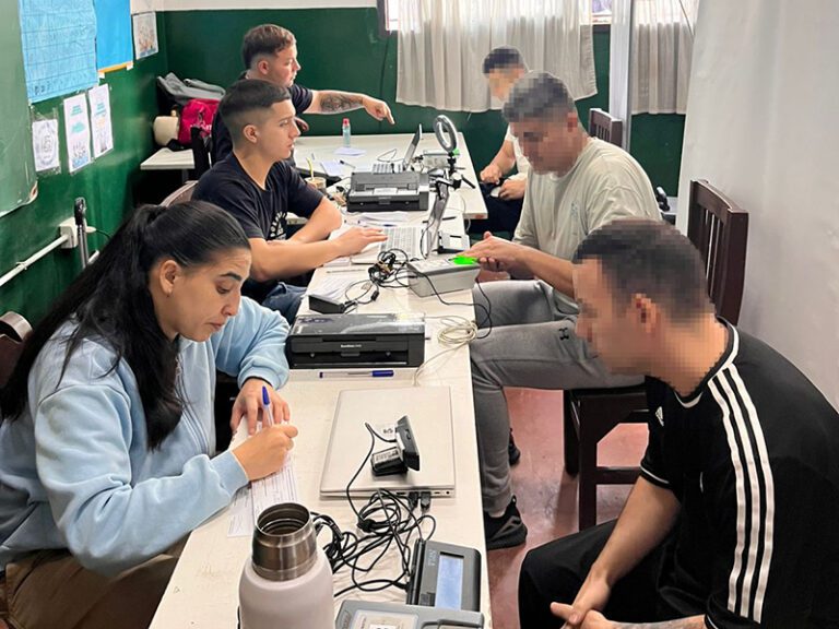 Operativo de documentación y apertura de nuevas aulas en la Unidad 31