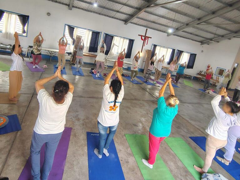 Comenzó un nuevo ciclo de prácticas de yoga en la Unidad 50