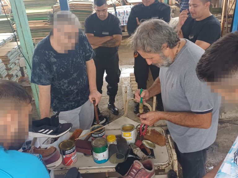 Capacitación laboral en reparación de calzado y marroquinería en la Unidad 46