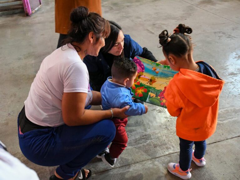 Niñas y niños que viven con sus madres en la Unidad N° 33 de Los Hornos recibieron libros y bibliotecas
