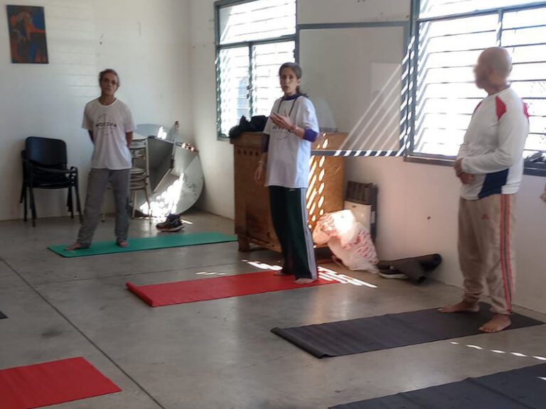 Taller de yoga en el régimen abierto de la Unidad 47