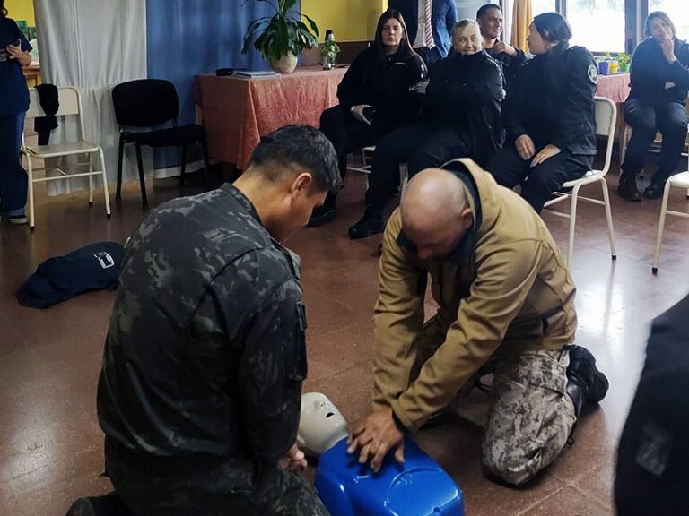 Capacitación en RCP y primeros auxilios para personal de la Unidad 13